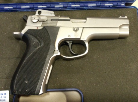 HOLA, VENDO PISTOLA SMITH & WESSON, 9 MM PARABELLUM, MODELO 5906.
ESTÁ POCO USADA. ES UNA GOZADA.
INCLUYE 00