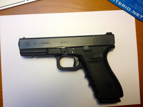 Vendo  GLOCK 21 Cal 45.
Estuche GLOCK , dos cargadores, pieza de ayuda de carga y manual de instrucciones.
Precio: 82