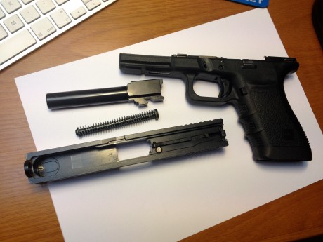 Vendo  GLOCK 21 Cal 45.
Estuche GLOCK , dos cargadores, pieza de ayuda de carga y manual de instrucciones.
Precio: 81