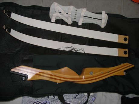 Saludos...Vendo arco recurvado de iniciación....sin ningún uso. Con funda, brazalera, monta-arcos y cuerda).

35 02
