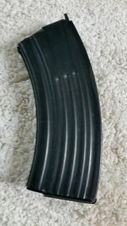 Hola de nuevo, mas cargadores en venta,
1 para AR 15 de plastico transparente 10 tiros  .... 20 Euros 00