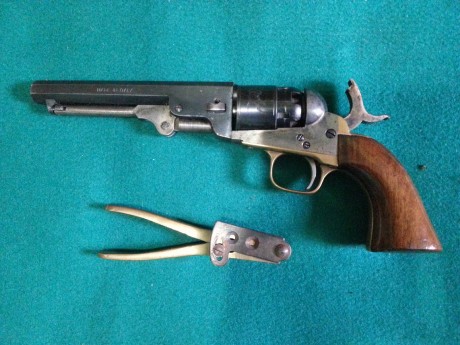 Hola compañeros.
  Estoy vaciando el armero, por necesidad y vendo un revolver de avancarga calibre 36 01