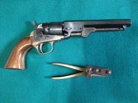 Hola compañeros.
  Estoy vaciando el armero, por necesidad y vendo un revolver de avancarga calibre 36 00