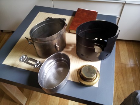 Este en buenas condiciones y tiene los marcajes originales, es de acero. El quemador tiene la tapa rajada 02