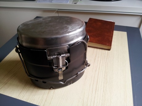 Este en buenas condiciones y tiene los marcajes originales, es de acero. El quemador tiene la tapa rajada 01