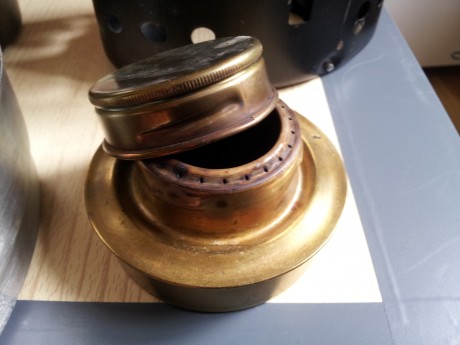 Este en buenas condiciones y tiene los marcajes originales, es de acero. El quemador tiene la tapa rajada 11
