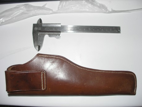 VENDIDA----------Saludos...vendo funda de cuero marrón de 3 mm de grosor....diría que es para un Navy 00