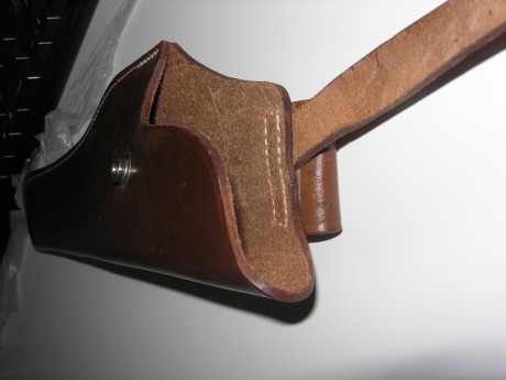 VENDIDA----------Saludos...vendo funda de cuero marrón de 3 mm de grosor....diría que es para un Navy 22