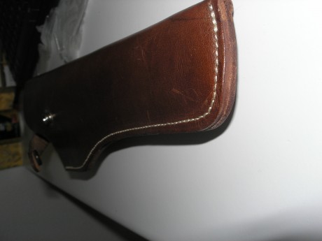 VENDIDA----------Saludos...vendo funda de cuero marrón de 3 mm de grosor....diría que es para un Navy 21