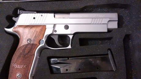 Hola, vendo pistola SIG SAUER P226 X-Five Allround calibre 9pb
Está en perfecto estado.
Cachas de madera 01