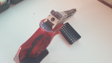 Se vende hammerli x-esse 22lr muy nueva (de un amigo) 350€ portes incluidos, cacha talla M 02