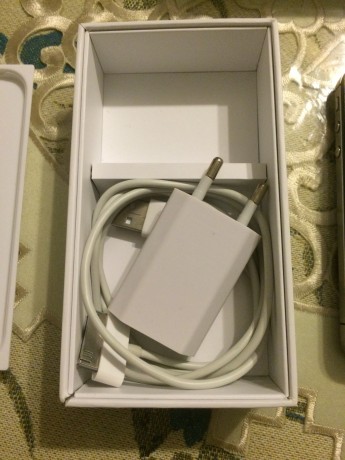 iPhone 4s de 16 GB libre.
Tiene pocas marcas de uso, siempre ha estado con funda.
No está bloqueado por 00