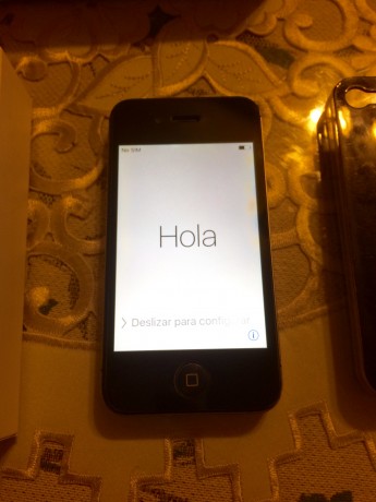 iPhone 4s de 16 GB libre.
Tiene pocas marcas de uso, siempre ha estado con funda.
No está bloqueado por 11