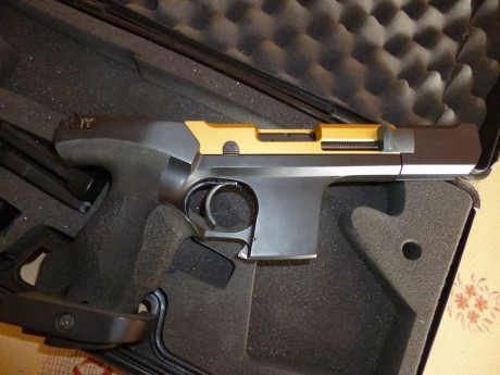 Vendo Hammerli SP20 (no RRS) del .22LR, bicolor en dorado y negro, con dos cargadores y maletín original. 01