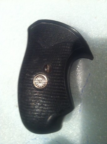 Vendo cachas Pachmayr, valen para modelos revólver Astra 250- 680- Cadix - NC6 . 40 euros,gastos envio 01