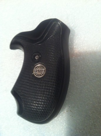 Vendo cachas Pachmayr, valen para modelos revólver Astra 250- 680- Cadix - NC6 . 40 euros,gastos envio 00