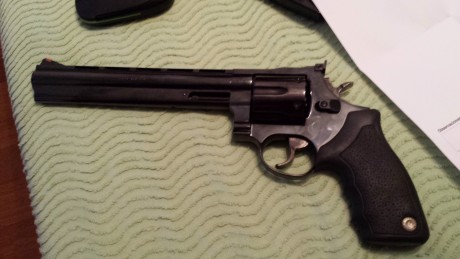 Revolver taurus 8"3/8  44 mag esta nuevo con muy poco uso . Esta impecable  450€ portes 00