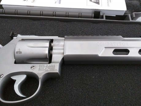 Vendo un revolver Smith & Wesson 686 Competitor en muy buen estado, acompañado de una cacha anatómica 02
