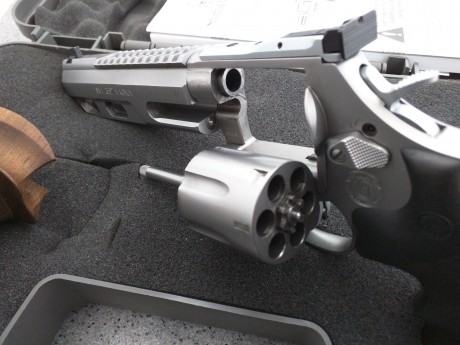Vendo un revolver Smith & Wesson 686 Competitor en muy buen estado, acompañado de una cacha anatómica 01