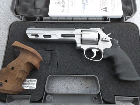 Vendo un revolver Smith & Wesson 686 Competitor en muy buen estado, acompañado de una cacha anatómica 00