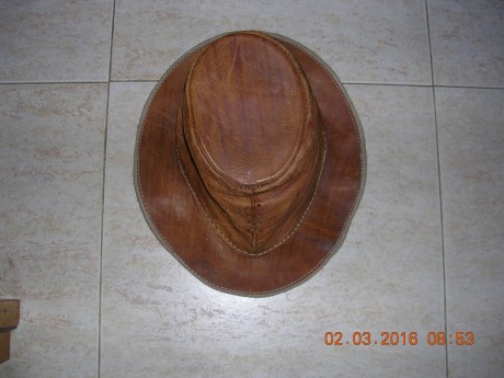 Vendo funda de revolver y sombrero.
El sombrero usado un par de veces, aunque está algo arrugado, pero 11