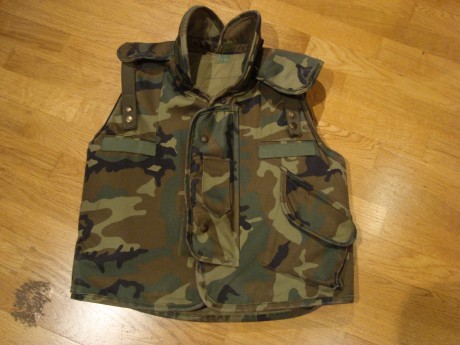 Muy buenas compañeros.

Vendo un Chaleco Antifragmentos del Ejercito Español
Tiene uso, ya que durante 02