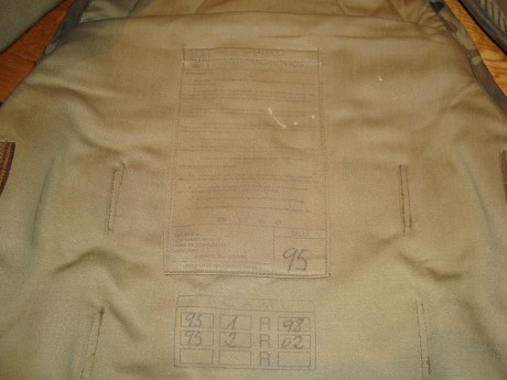 Muy buenas compañeros.

Vendo un Chaleco Antifragmentos del Ejercito Español
Tiene uso, ya que durante 01