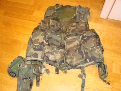 Muy buenas compañeros.

Vendo un Chaleco Porta equipo del Ejercito Español
Esta nuevo, tan apenas lo he 01