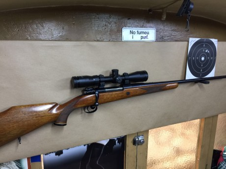 Vendo por no usar rifle Dumoulin en cal. 300 Wby magnum. El rifle se vende con con dos culatas una, la 61