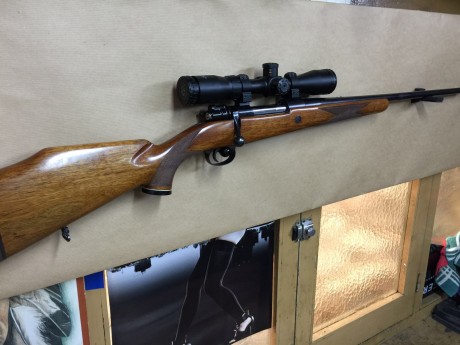 Vendo por no usar rifle Dumoulin en cal. 300 Wby magnum. El rifle se vende con con dos culatas una, la 60