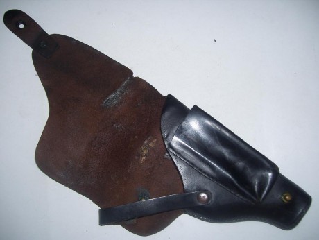 Vendo funda muy usada de la Guardia Civil para la pistola Star BM ,
 cuero muy usado , trabilla de amarre 01