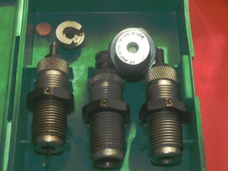 A la venta serie completa di Dies RCBS ( tres + taper crimp + sujetavaina)
para la recarga del calibre 01