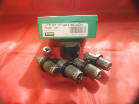 A la venta serie completa di Dies RCBS ( tres + taper crimp + sujetavaina)
para la recarga del calibre 00