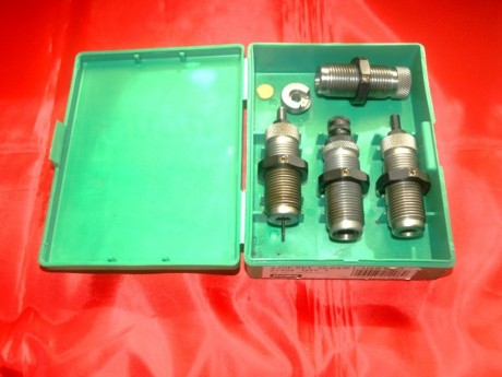 A la venta serie completa di Dies RCBS ( tres + taper crimp + sujetavaina)
para la recarga del calibre 10
