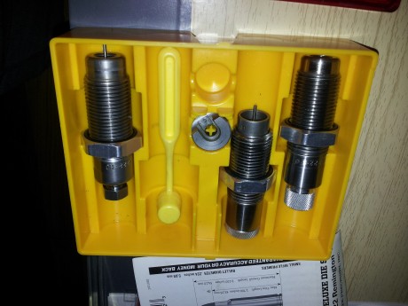 Vendo dies deluxe de LEE + crimp die por 50€ con envio incluido por mensajeria 48h. Estan sin usar, habran 02