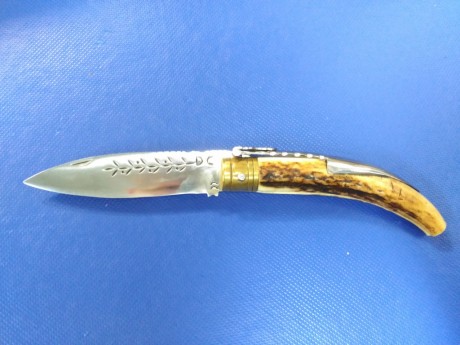 Pongo las siguientes piezas en venta:
Navaja Natalina de Luis Vergara en asta de ciervo con 6,5 cm de 02