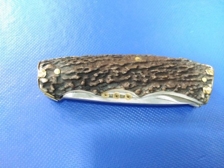 Pongo las siguientes piezas en venta:
Navaja Natalina de Luis Vergara en asta de ciervo con 6,5 cm de 01
