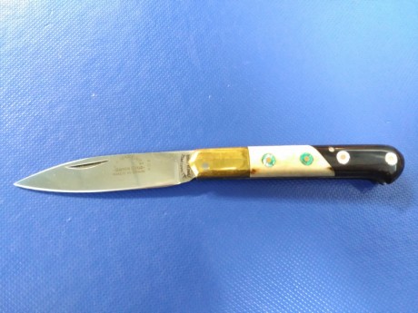Pongo las siguientes piezas en venta:
Navaja Natalina de Luis Vergara en asta de ciervo con 6,5 cm de 12