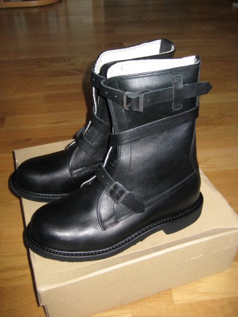 Vendo botas solo probadas 

Negra con hebillas 20€ Numero 42
Gastos de envío 5€ 00
