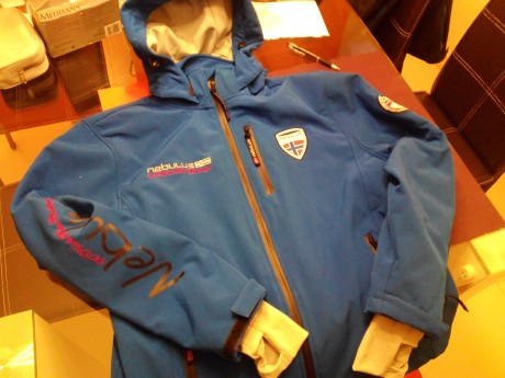 Chaqueta de esquí softshell, marca: Nebulus, Color: Azul, Talla: XL, medidas aproximadas, pecho: 118 cm, 01
