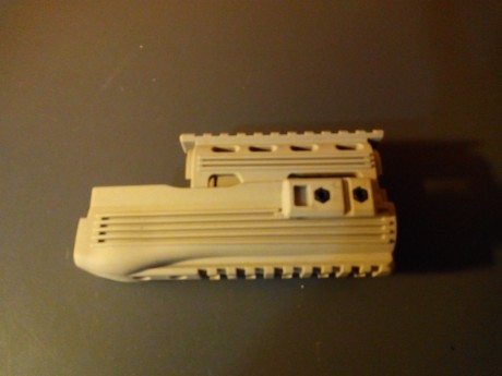 Cambio Guardamanos táctico para AK 47 Airsoft o pequeño calibre plástico color arena, vendo o cambio por 02