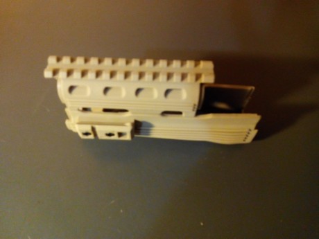 Cambio Guardamanos táctico para AK 47 Airsoft o pequeño calibre plástico color arena, vendo o cambio por 00
