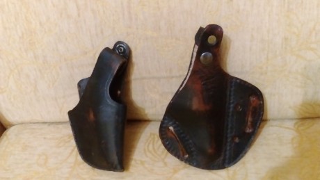 Buenas tardes. 
  Vendo estas dos fundas de extracción rápida, en cuero, para revólver de 2" de armazón 01