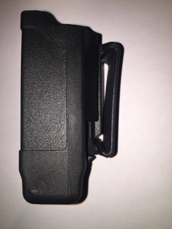 nueva a estrenar con todos sus accesorios funda SERPPA marca Blackhawk y portacargador simple marca blackhawk. 100