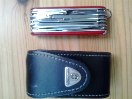 Hola vendo Victorinox Swiss Champ con funda de piel. Esta como nueva. Podria pasar por nueva.
Siento la 01
