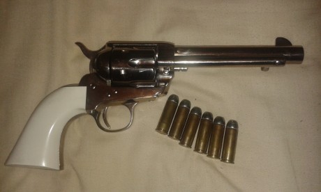 Vendo revolver pietta modelo cattleman 45lc. el arma se encuentra en madrid y está guiado en ae. no quiero 00