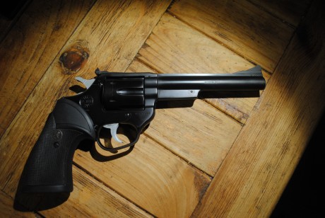 Vendo dos armas en muy buen estado.
Un revolver Astra 357 magnum de 6 pulgadas tiene cachas originales 02