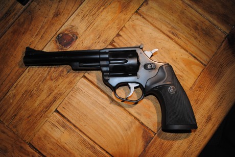 Vendo dos armas en muy buen estado.
Un revolver Astra 357 magnum de 6 pulgadas tiene cachas originales 01