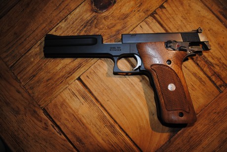 Vendo dos armas en muy buen estado.
Un revolver Astra 357 magnum de 6 pulgadas tiene cachas originales 00