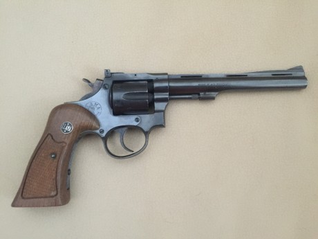 Revolver llama  calibre 22 LR.  Pocos tiros, pavonado  muy bien conservado. Vendo o cambio por otra cosa 01